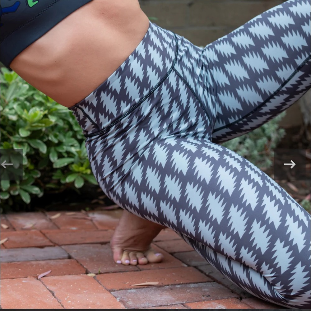 NWOT. Grateful Dead | High Rise Leggings | All Over Bolt In Grey.